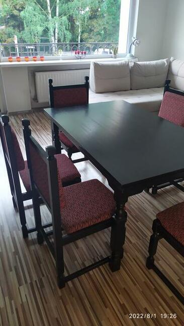 Stół rozkładany i sześć krzeseł z fabryki Olszynie