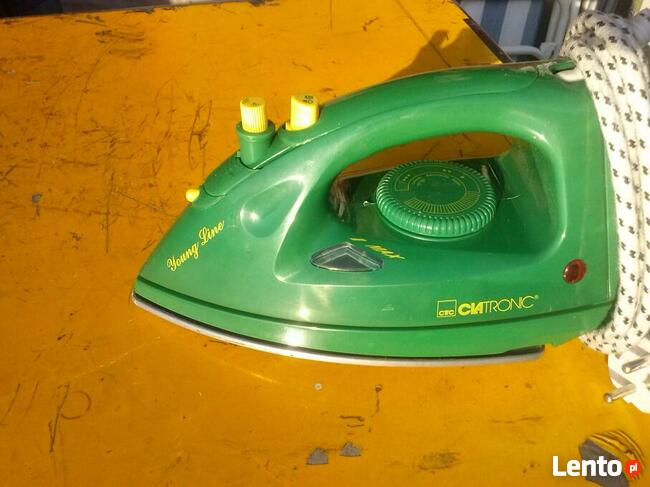 Żelazko czerwone, zielone, po 29 zł.