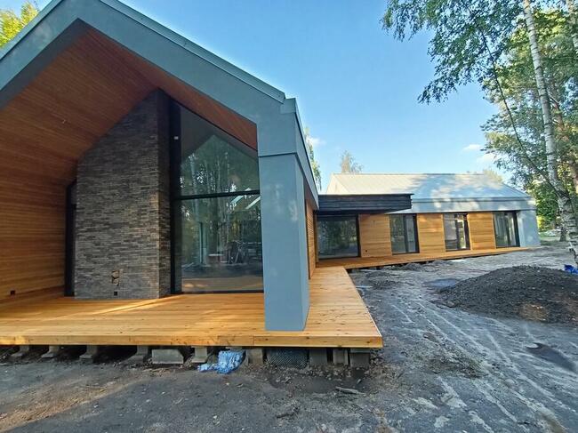 Elewacja drewniana montaż konstrukcja i deski tarasowe
