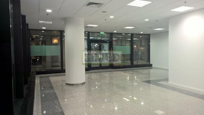 Mały punkt handlowo usługowy w Centrum Warszawy