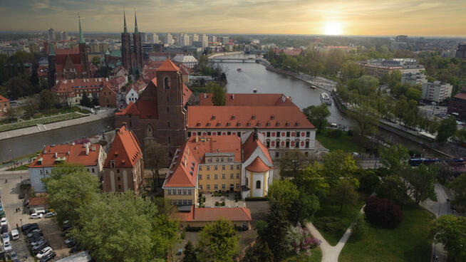 Zdjęcia film z drona usługi dronem operator drona