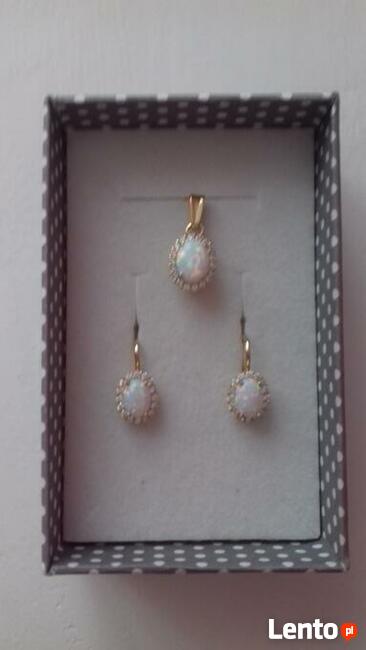 Złota bizuteria nowa: kolczyki i zawieszka