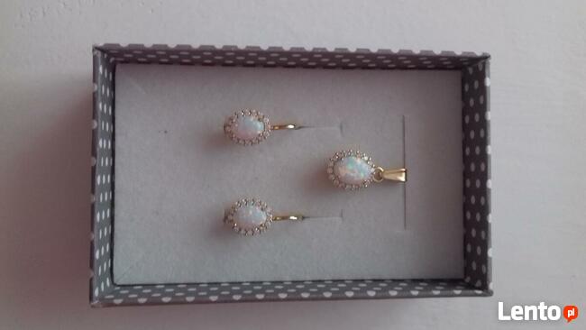 Złota bizuteria nowa: kolczyki i zawieszka