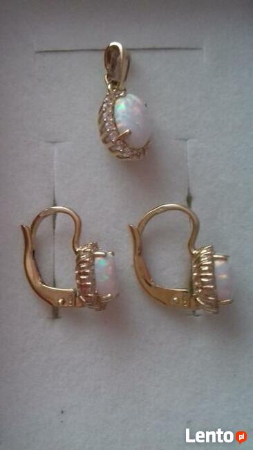 Złota bizuteria nowa: kolczyki i zawieszka