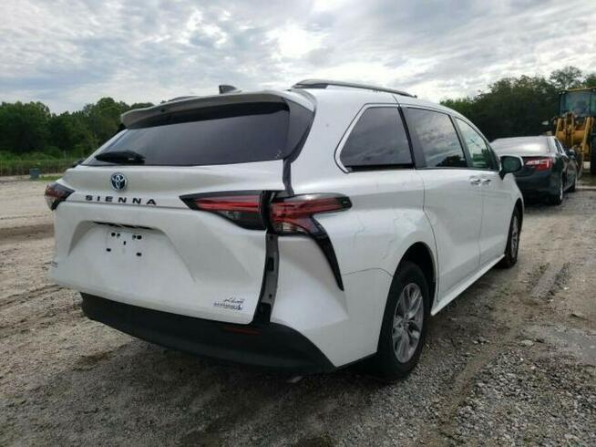 Toyota Sienna 2022, 2.5L, od ubezpieczalni