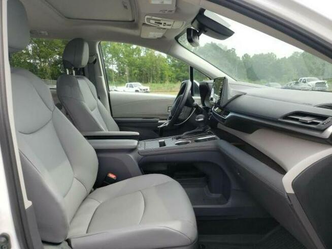 Toyota Sienna 2022, 2.5L, od ubezpieczalni