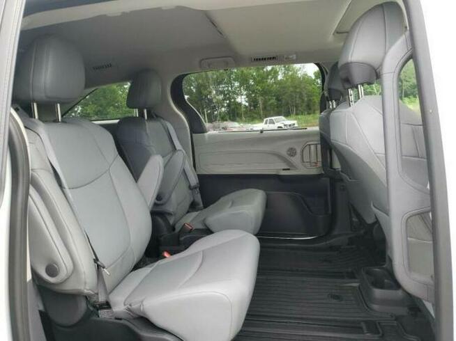 Toyota Sienna 2022, 2.5L, od ubezpieczalni
