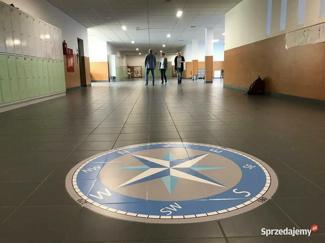 Kompas - gry korytarzowe, naklejki podłogowe od Strefy Gie