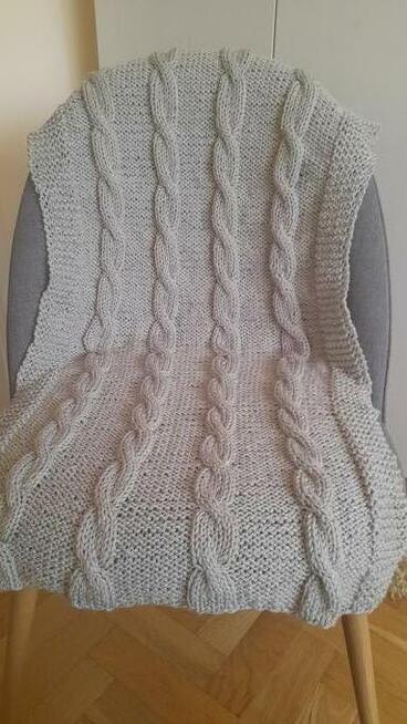 Narzuta ma krzesło-fotel.Rekodzielo