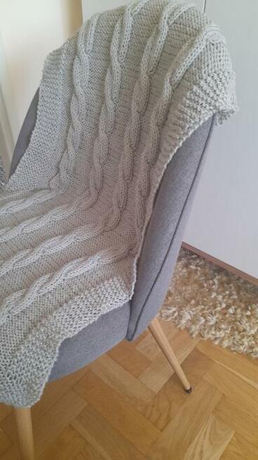 Narzuta ma krzesło-fotel.Rekodzielo