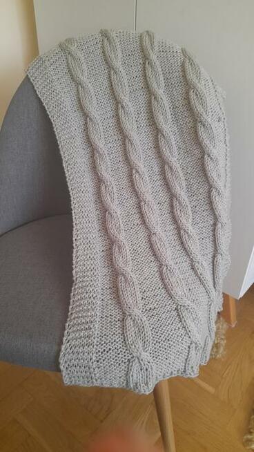 Narzuta ma krzesło-fotel.Rekodzielo