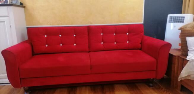 Piękne czerwone sofy z funkcją spania