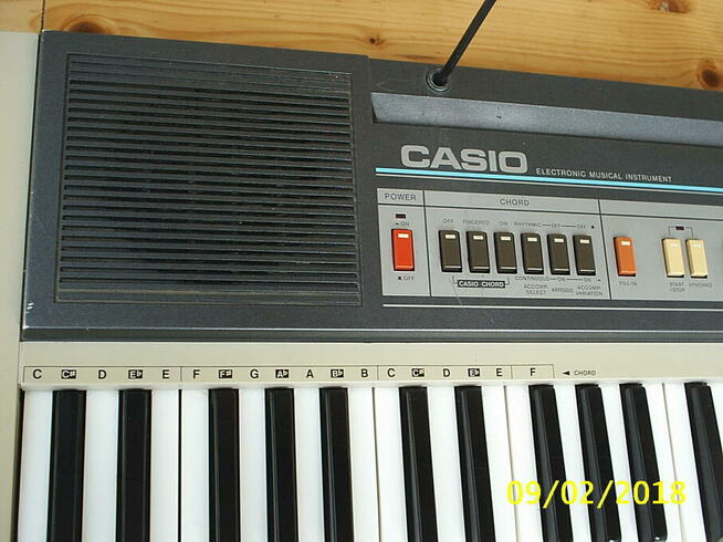 Pradawny Casio Casiotone CT-605 z osprzętem, rocznik 1983