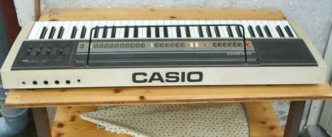 Pradawny Casio Casiotone CT-605 z osprzętem, rocznik 1983