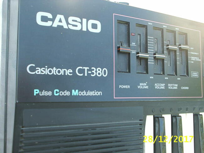Pradawny Casio Casiotone CT-380 z osprzętem, rocznik 1983