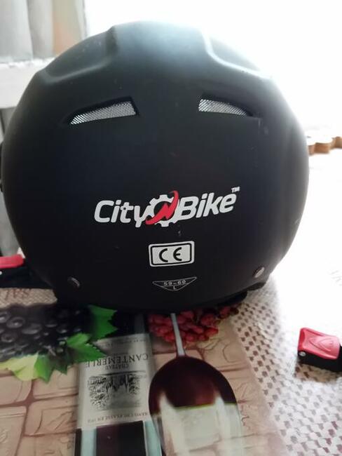 Dwa kaski marki City Bike