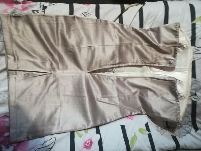 Sukienka z ozdobnymi perełkami