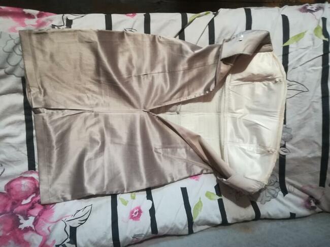 Sukienka z ozdobnymi perełkami