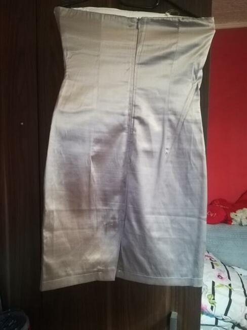 Sukienka z ozdobnymi perełkami