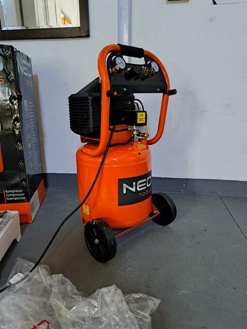 Kompresor Olejowy 40l 8BAR /NEO TOOLS/ 1,5kW - 184l/