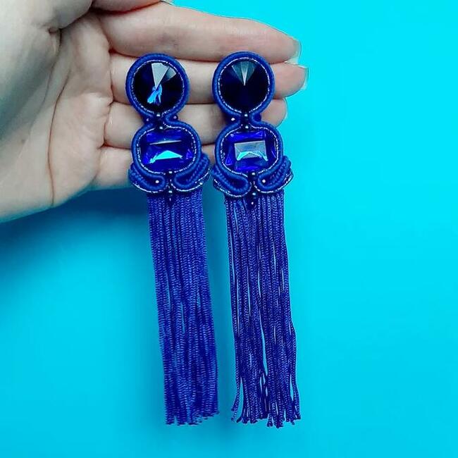Długie niebieskie kolczyki sutasz z frędzlami