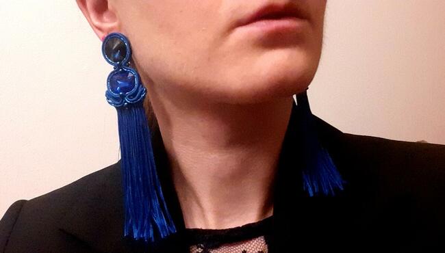 Długie niebieskie kolczyki sutasz z frędzlami