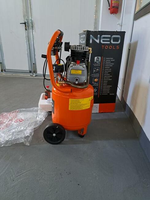 Kompresor Olejowy 40l 8BAR /NEO TOOLS/ 1,5kW - 184l/