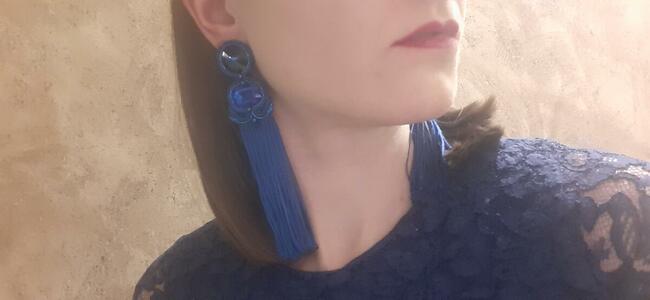 Długie niebieskie kolczyki sutasz z frędzlami