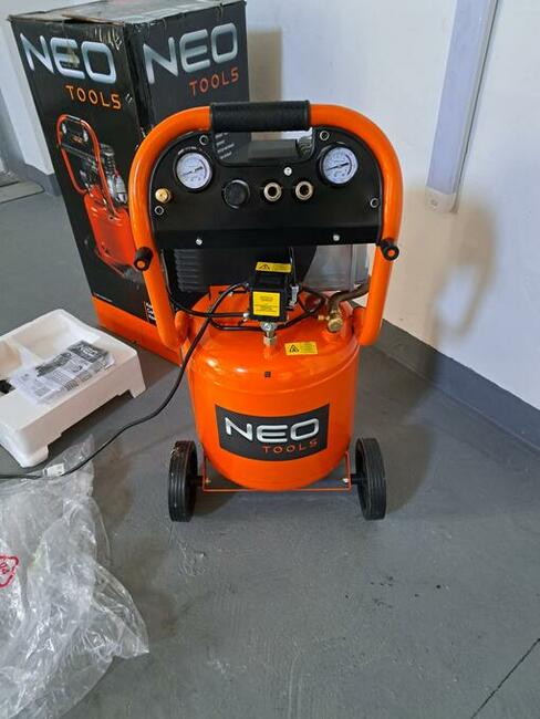 Kompresor Olejowy 40l 8BAR /NEO TOOLS/ 1,5kW - 184l/