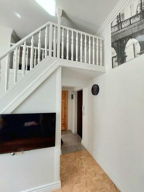 Kamienica Ząbkowska 37 - Koneser studio z antresolą w pełni