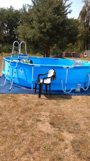 Duży basen ogrodowy