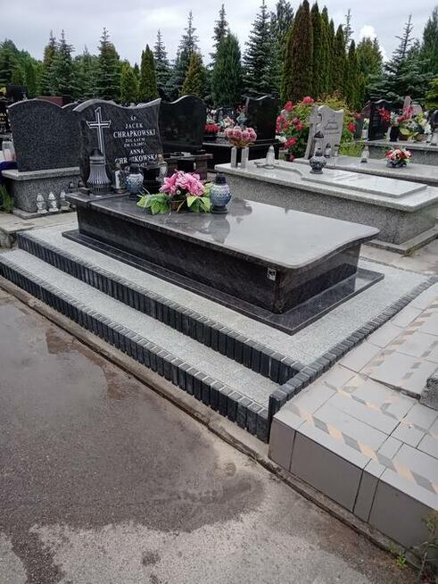 Brukowanie.Ukladanie kostki wokółnagrobków.