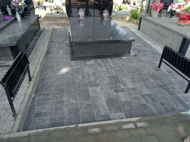 Brukowanie.Ukladanie kostki wokółnagrobków.