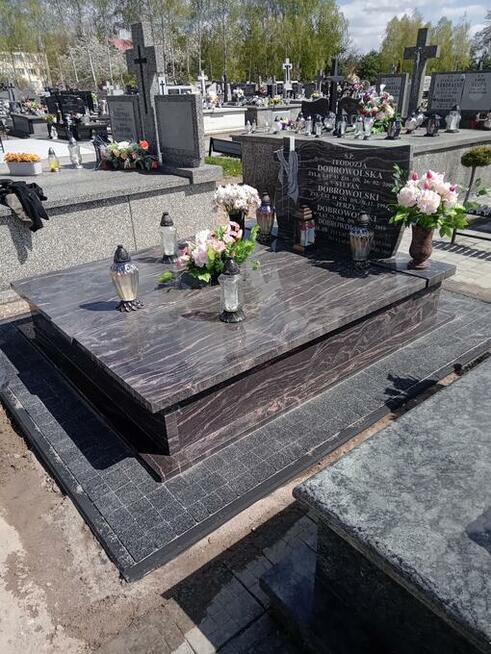 Brukowanie.Ukladanie kostki wokółnagrobków.