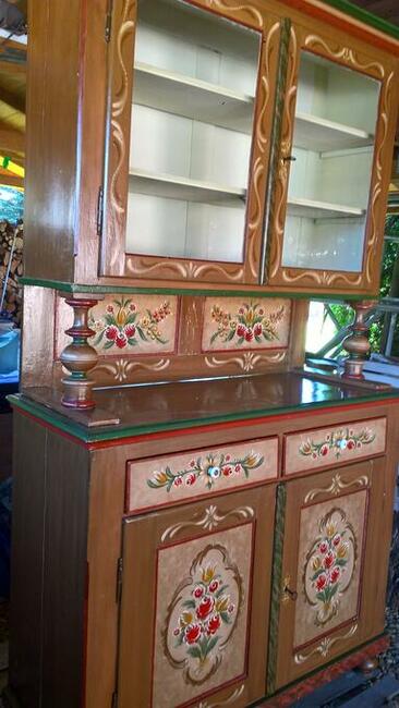 Kredens przedwojenny.