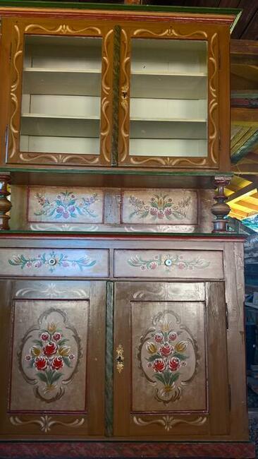 Kredens przedwojenny.