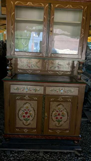 Kredens przedwojenny.