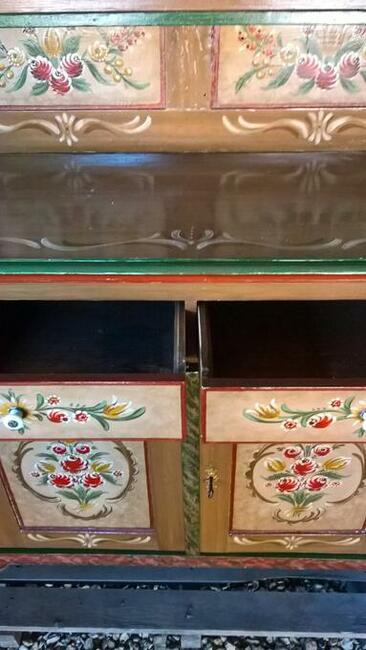 Kredens przedwojenny.