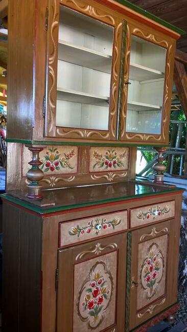 Kredens przedwojenny.