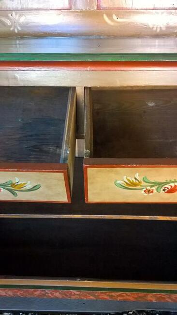 Kredens przedwojenny.