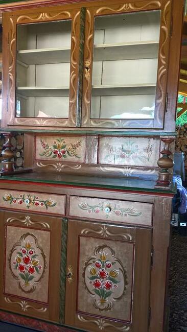 Kredens przedwojenny.