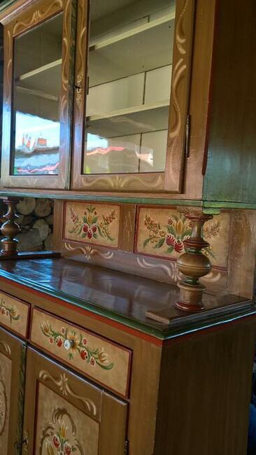 Kredens przedwojenny.