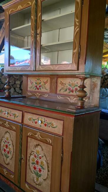 Kredens przedwojenny.