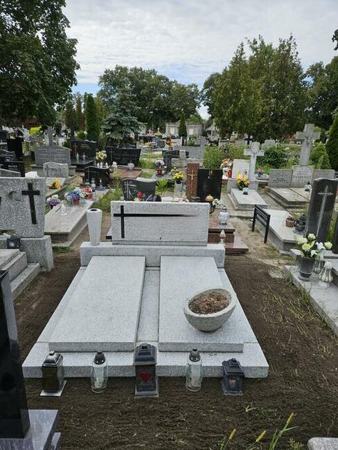 NAGROBKI CZYSZCZENIE PODNOSZENIE RENOWACJE POMNIKÓW