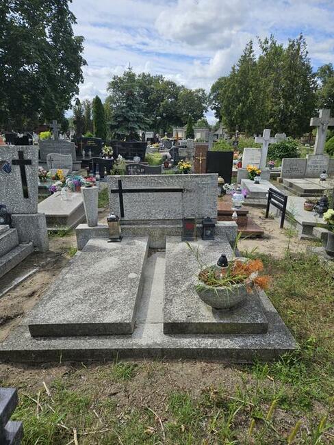 NAGROBKI CZYSZCZENIE PODNOSZENIE RENOWACJE POMNIKÓW