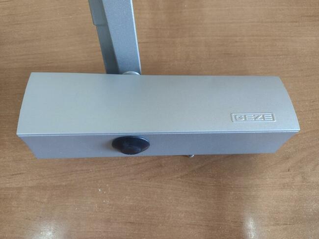 Samozamykacz TS 2000 V GEZE z ramieniem standard, srebrny –