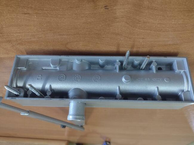 Samozamykacz TS 2000 V GEZE z ramieniem standard, srebrny –