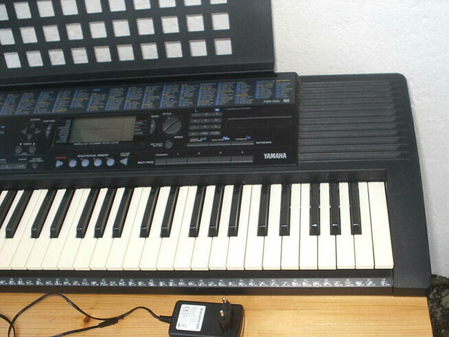 Keyboard Yamaha PSR-320 z osprzętem, klawiatura dynamiczna