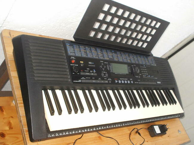 Keyboard Yamaha PSR-320 z osprzętem, klawiatura dynamiczna