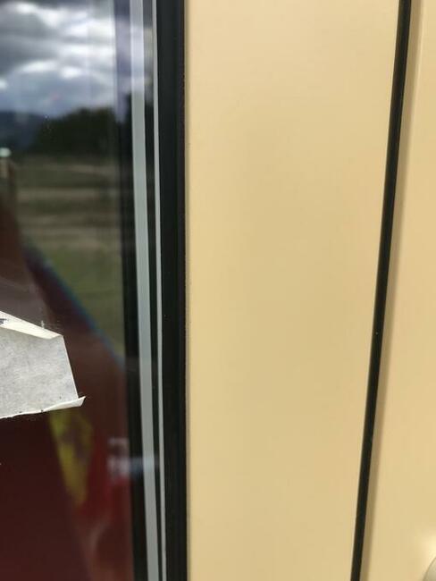 Retusz uszkodzeń, okna, drzwi, witryny sklepowe itp.